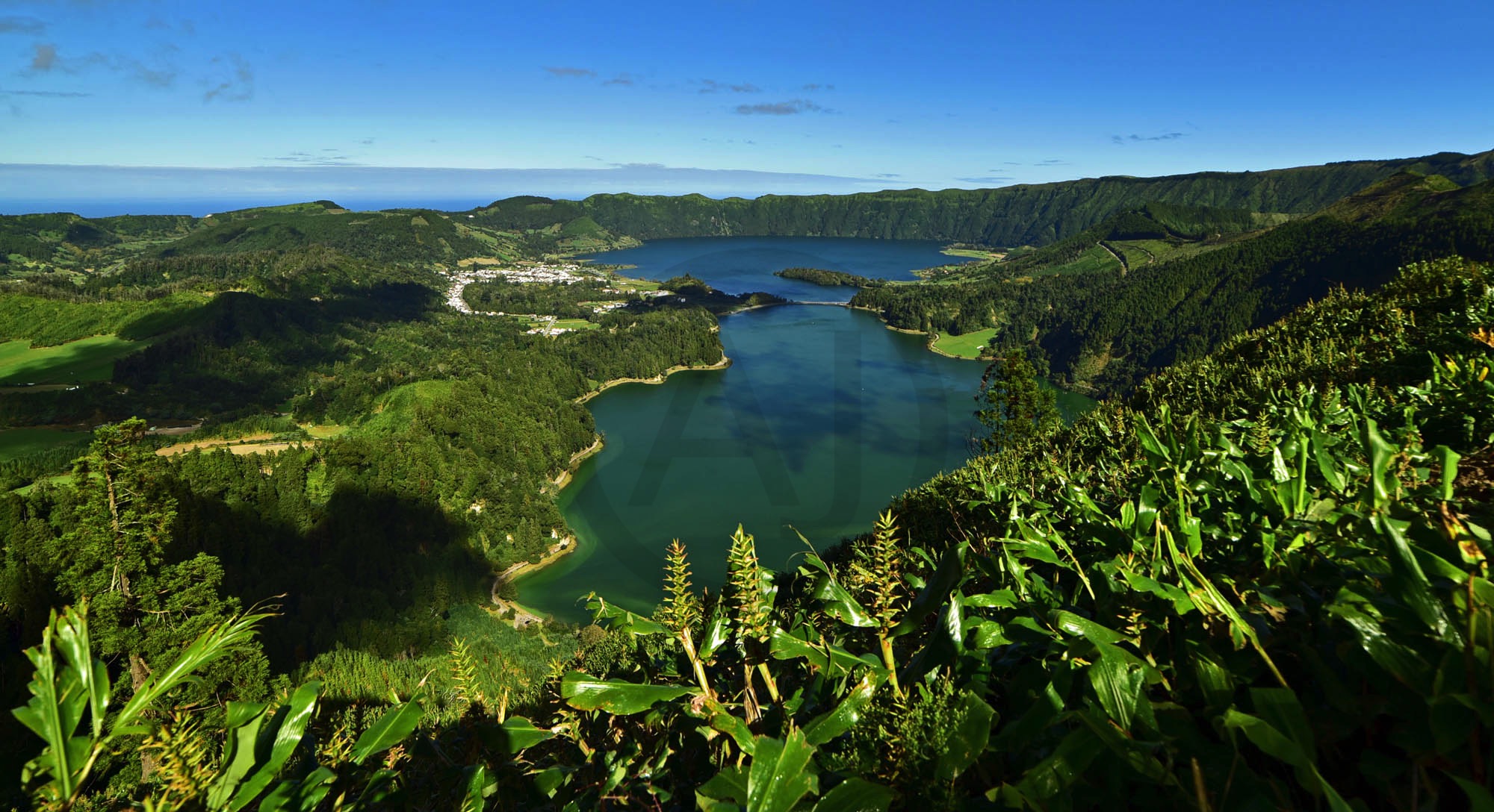 <i>Lagoa Azul & Verde, Açores (Portugal)<i>
