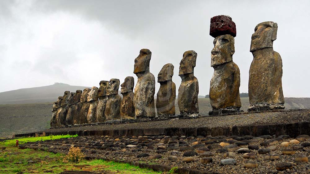 <i>Ahu Tongariki, Easter Islands (Chile)<i>