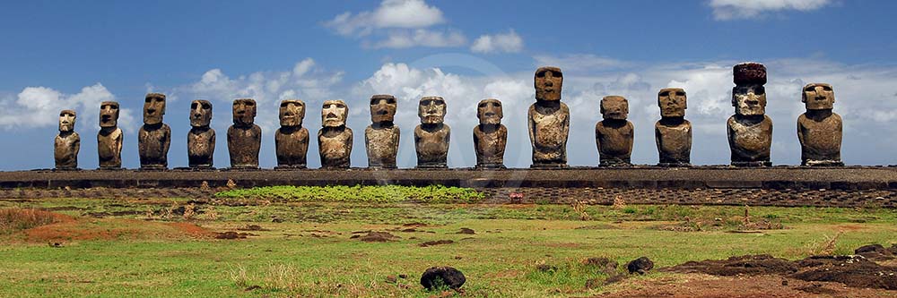 <i>Ahu Tongariki, Easter Islands (Chile)<i>