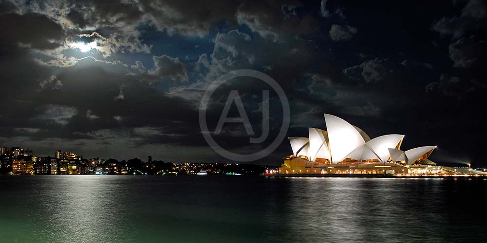 <i>Opera House, Sydney (Australia)<i>
