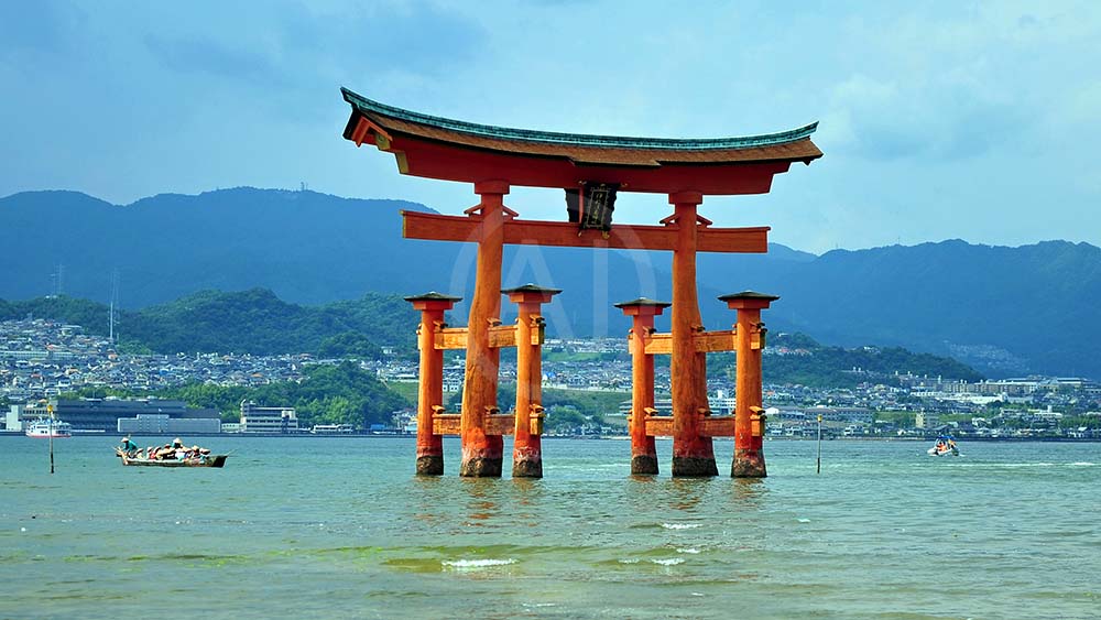 <i>Itsukushima Torii, Miyajima (Japan)<i>